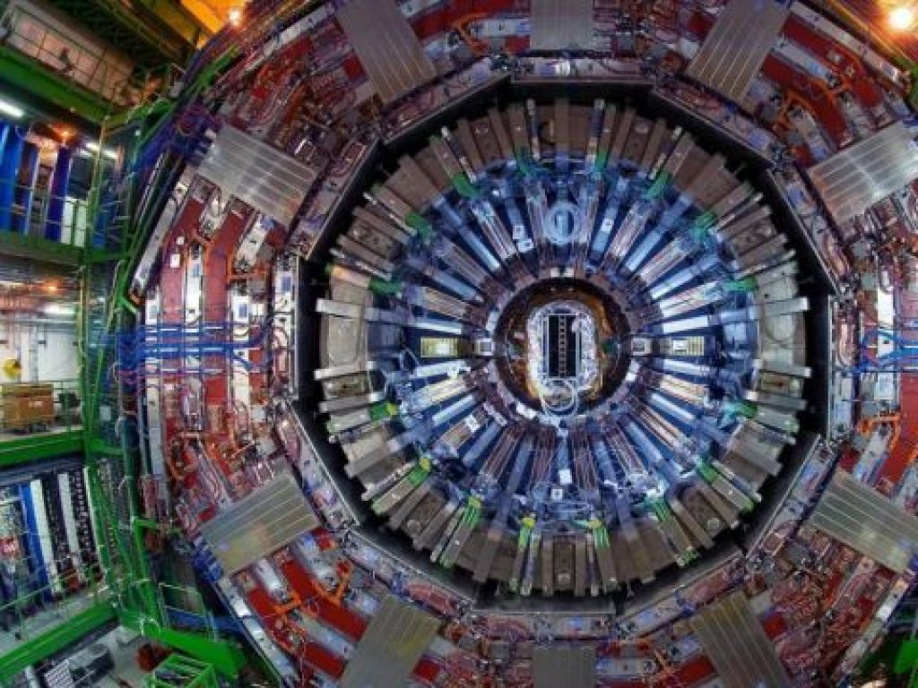 Particle accelerator that fits on a chip